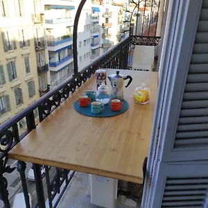 https://pretty-and-quiet-top-floor-2-bedroom-flat-in-the-port.fr-provencehotel.com